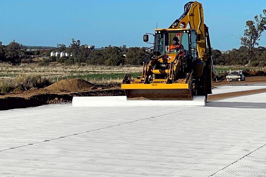 Newell Highway Upgrade: Overcoming Expansive Soils with Combigrid®